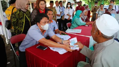 Untuk mengecek apakah terdaftar sebagai penerima bansos tahap kedua, masyarakat dapat mengikuti langkah berikut