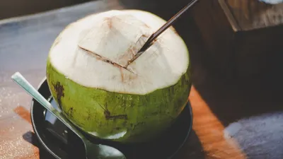 Berdasarkan penelitian, jumlah Asam Amino yang terkandung dalam air kelapa hijau Empat kali lebih banyak dibanding Susu Sapi alami.