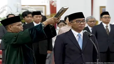 Presiden Prabowo melakukan perombakan kabinet dengan mengganti Menteri Pendidikan Tinggi, Sains, dan Teknologi. 