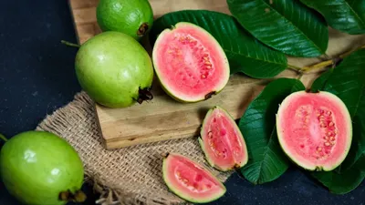 Musim DBD! Buah Tropis Jambu Merah Punya 8 Manfaat yang Sering Disepelekan