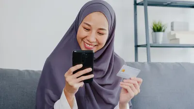 Ilustrasi bayar zakat fitrah online.