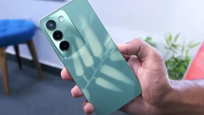 Cari HP yang punya desain dan spesifikasi oke? Vivo Y100 bisa dijadikan pilihan apalagi harganya semakin murah setelah turun Rp1 jutaan.