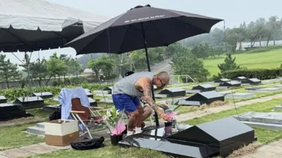 DJ Koo kunjungi makam Barbie Hsu kawasan Jinshan, Taiwan.