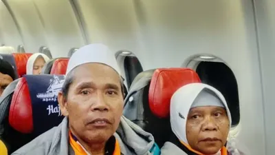 Damiah Suwaryo yang berusia 66 tahun menghembuskan nafas terakhir sesat setelah pesawat mendarat di bandara setelah menempuh penerbangan.