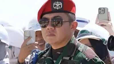 Mayor Teddy membantu seorang anak yang kejang saat berada di kemacetan rest area dari Jakarta ke arah Merak.