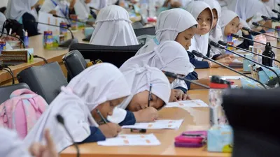 Mau Pilih KJP atau Sekolah Gratis? Simak Kelebihan dan Kekurangan Dua Program Tersebut!