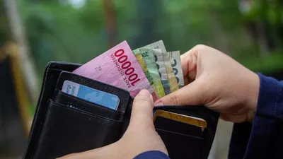 Dolar Merangkak Naik, Rupiah Terpuruk! Mengulang Sejarah Krisis Moneter?