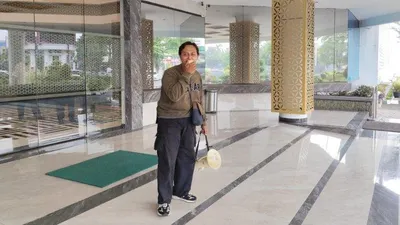Edwin Septian menuntut keadilan di depan lobi RSUD Karawang  atas kematian bayinya.