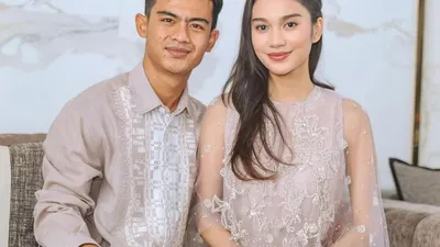 Azizah Salsha disebut bermain padel bersama mantan, Pratama Arhan hapus foto pernikahan. 