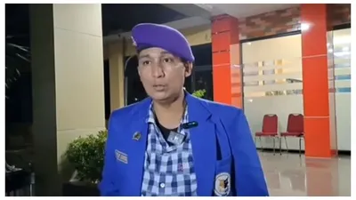 Firdaus Oiwobo, pengacara ternama yang menjadi kuasa hukum Novi mengungkapkan kekecewaan serta kemarahannya atas keputusan Novi untuk menambah tim kuasa hukum.