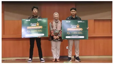 Para pemenang &ldquo;Semua Membacanya 2024&rdquo;, Farhan Nofandia Mahdy (sebelah kiri) dan Sholahuddin (sebelah kanan) mengapit Komisaris Utama PT Yudhistira Ghalia Utama
