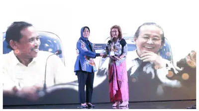 Ichlasul Amal Terima Anugerah Lifetime Achievement  dari Dewan Pers