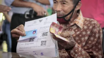 Untuk menjadi penerima manfaat PKH dan BPNT, masyarakat harus memenuhi syarat-syarat yang telah ditetapkan oleh pemerintah.