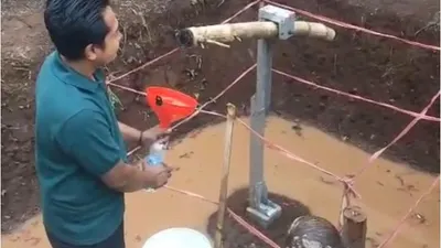 Bambu petuk mengeluarkan air tanpa selang atau pipa di Desa Cikaroya Kecamatan Warungkondang Kabupaten Cianjur.