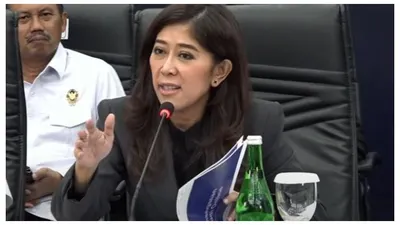 Menteri Komdigi Meutya Hafid saat konferensi pers terkait pemblokiran ratusan rekening bank yang terkait aktivitas judi online, pada Kamis, 21&nbsp;November&nbsp;2024.