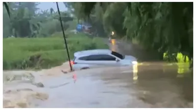 Mobil Terseret Arus Banjir di Bekasi