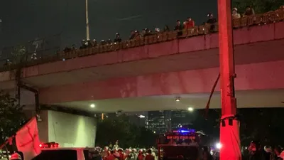 Masyarakat Kembali Turun ke Jalan! Aksi Cabut UU TNI dan Tolak RUU Polri Masih Berlangsung di Gedung DPR Jakarta 