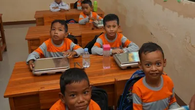 Kekhawatiran terhadap kelanjutan program MBG yang sebelumnya banyak siswa keracunan akibat makanan yang diberikan oleh pemerintah.