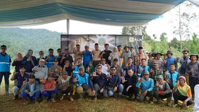 Kegiatan tanam pohon di Desa Sindulang, Kecamatan Cimanggung, Kabupaten Sumedang.