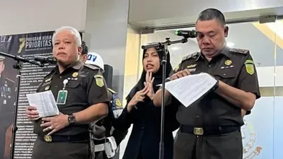 Kapuspenkum Kejagung Harli Siregar (kiri) menyampaikan keterangan dalam konferensi pers terkait dugaan korupsi tata kelola minyak, Senin 24 Februari 2025. (Dok. Puspenkum Kejagung)