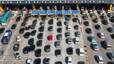 Potret Kendaraan Pribadi Yang Padati Gerbang Tol Cikampek Utama 2.