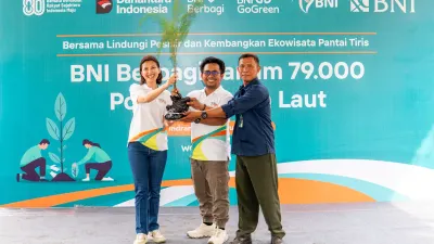 BNI rayakan HUT ke-79 dengan menanam 79.000 cemara laut di Pantai Tiris demi lindungi pesisir dan jaga lingkungan berkelanjutan.