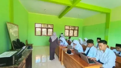 Kabar Gembira untuk Guru Indonesia! Kenaikan Kesejahteraan dan Renovasi Sekolah di Hari Guru Nasional!