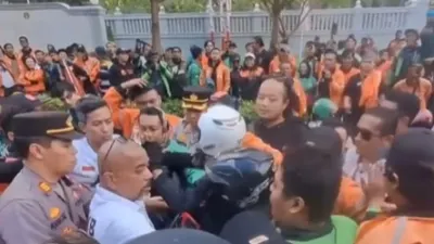 Pada 17 Februari 2025, pengemudi ojek daring (ojol) menggelar unjuk rasa besar-besaran di depan Kementerian Ketenagakerjaan (Kemnaker).