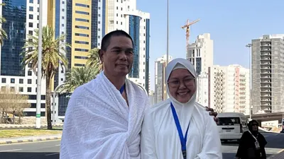  kisah Inspiratif Ayah dan anak asal Makassar yakni Muhammad Nasir (59) dan Aulia Purnamasari Nasir (26), yang memilih melaksanakan Haji Ifrad dengan menjaga larangan ihram secara konsisten selama tiga minggu penuh, hingga puncak haji selesai.
