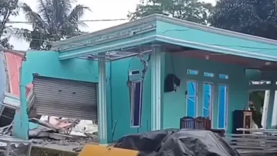 Fenomena langka sekaligus mengkhawatirkan terjadi di Purwakarta, di mana pergerakan tanah hebat telah merusak sebanyak 48 rumah warga.