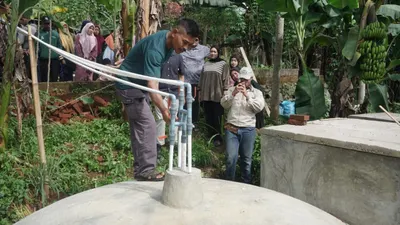 Penyerahan instalasi biogas kepada warga Desa Haurngombong, Kabupaten Sumedang.