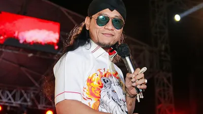 Pendakwah yang akrab dengan sebutan Gus Miftah itu viral akibat ulahnya dan kini telah mundur dari jabatan Utusan Khusus Presiden.