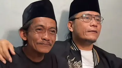Sunhaji (kiri) dan Gus Miftah.