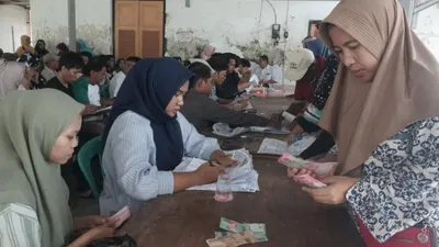 Melalui berbagai program bansos ini, pemerintah berharap dapat terus menjangkau masyarakat yang benar-benar membutuhkan.