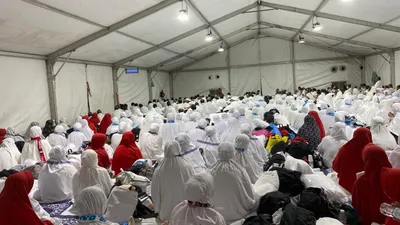Jemaah Haji saat wukuf Araf di Tenda