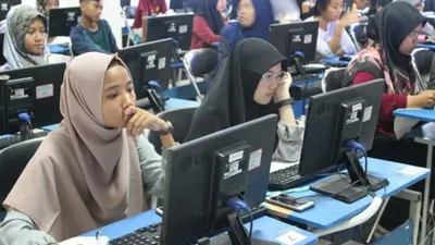 Selama pelaksanaan ujian, panitia mencatat sejumlah bentuk kecurangan yang melibatkan teknologi canggih serta taktik penyamaran.