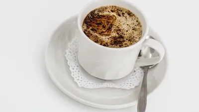 Kopi kemasan sering menjadi sorotan terkait isu kesehatan, terutama kekhawatiran bahwa konsumsi minuman ini memicu gagal ginjal.