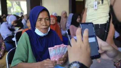 Illustrasi. Selain PKH dan BPNT, 4 Kriteria KPM Ini Bisa Dapat Bansos Tambahan di Tahun 2025 