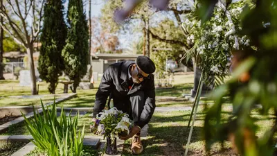 Lalu, bagaimana sebenarnya hukum menanam tanaman di atas makam dalam pandangan agama Berikut adalah jawabannya.