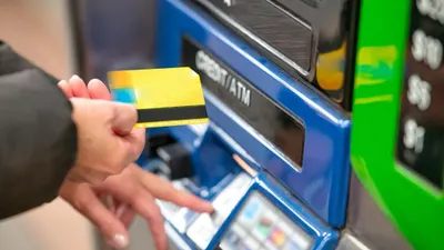 Menjelang Lebaran, kebutuhan akan uang pecahan Rp 10 ribu dan Rp 20 ribu semakin meningkat, salah satunya untuk dibagikan sebagai THR.