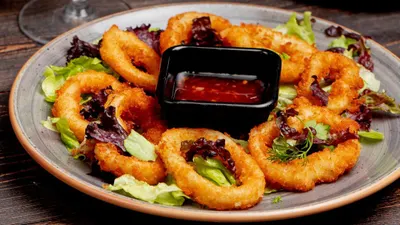Menu buka puasa sederhana yang bisa dicoba di rumah adalah Onion Rings dan Es Buah Pelangi