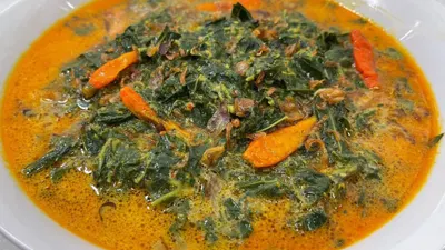 Gulai daun singkong.