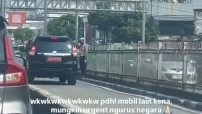 Viral! Mobil Plat Merah Lewat Jalur Transjakarta, Polisi Tak Tilang tapi Beri Hormat