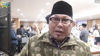 Ketua Komisi E DPRD DKI Jakarta, Muhammad Thamrin saat rapat kerja komisi membahas program sekolah swasta gratis dan KJP Plus dalam APBD 2025.