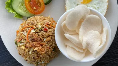 Ilustrasi Kerupuk dan Nasi Goreng.