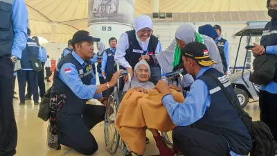 Kisah Inspiratif di Tanah Suci: Nenek Sumbuk, 109 Tahun Asal Bekasi, Simbol Kekuatan Iman Tiba di Jeddah