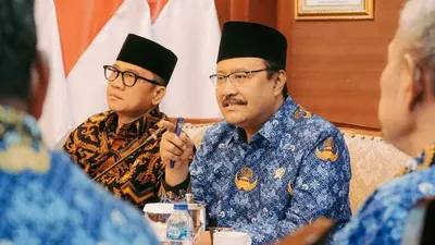 Menurut Mensos Gus Ipul (tengah batik biru), penggunaan data baru merupakan bagian dari upaya optimalisasi penyaluran bantuan sosial menjelang bulan Ramadan.