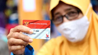 PKH telah cair 100%, sementara BPNT masih bertahap dengan progres 60%. Lansia tunggal mengalami pencairan lebih lambat dibanding lainnya.