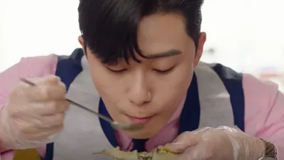 Park Seo Joon Makan Kepiting Kecap (Ganjang Gejang) dalam Drama Korea What&rsquo;s Wrong with Secretary Kim?