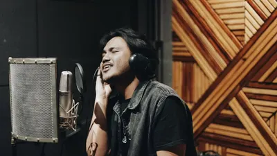 Penyanyi Salma Salsabil dikabarkan telah dilamar oleh kekasihnya yakni Dimansyah Laitupa jebolan Indonesian Idol XII.
